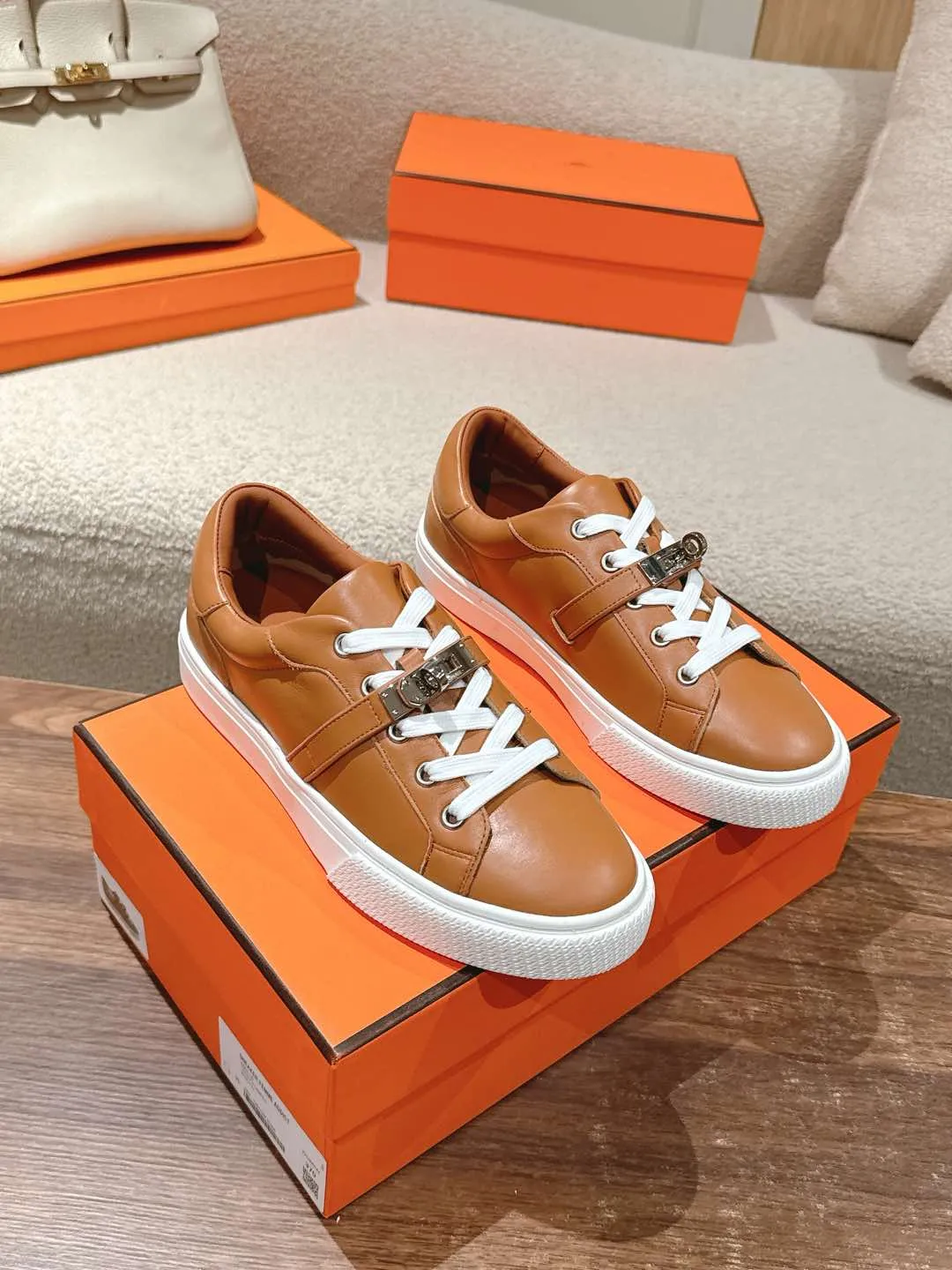 👟👟Ex-factory price 600👟👟Hermes top version couple model Epsom calfskin and calfskin loafer style lace-up sneakers, with functional rose gold-plated Kelly shoe buckles. Create a stylish urban look. Fabric: Specific cowhide/canvas material Lining: Sheepskin lining Outsole: Original molded TPU outsole Size: 35-45